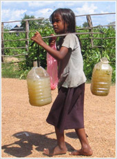 水を汲む女の子
